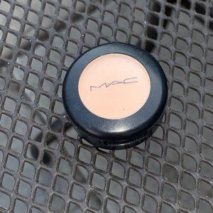 Mac Cosmetics Studio Finish Concealer in NC25